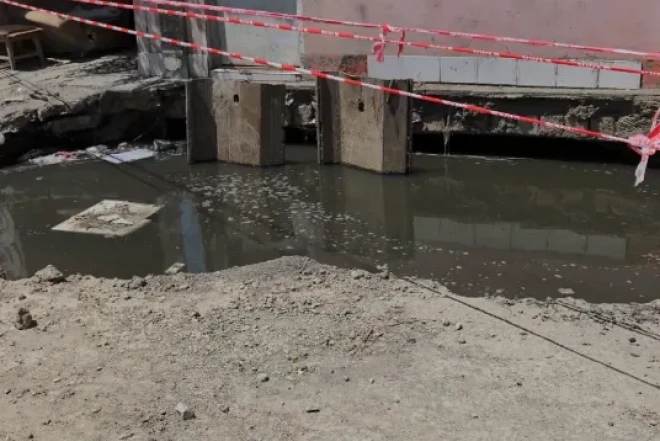 Sumqayıtda yol çökdü: Yaşayış binasına doğru irəliləyir