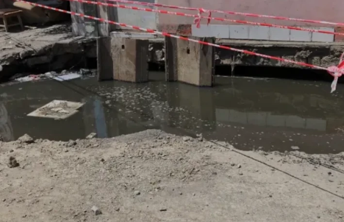 Sumqayıtda yol çökdü: Yaşayış binasına doğru irəliləyir
