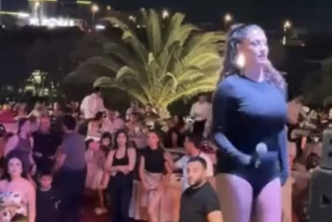 Tuğba Ekinçinin Bakıda səhnə geyimi diqqət çəkdi - (Video 