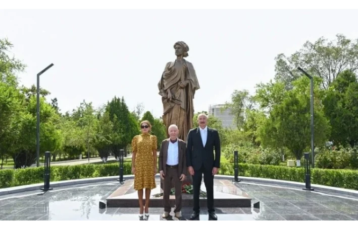 Əcəmi Naxçıvaninin abidəsi açıldı 