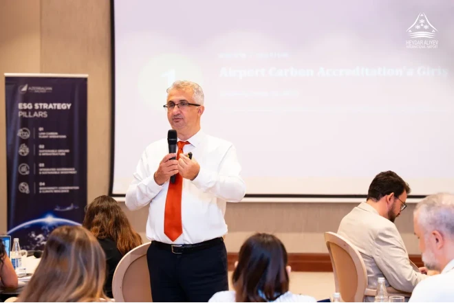 Aeroportda müzakirə keçirilib - FOTOLAR