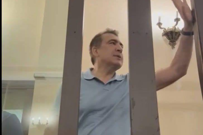 Bəziləri çimərlikdə istirahət edir, danışmağa vaxt tapmır 