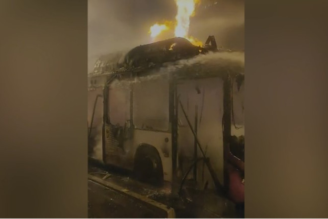 Bakıda sərnişin avtobusu yanıb 