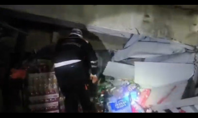 Bakıda mağazanın tavanı uçdu: Qadın dağıntı altında qaldı –VİDEO