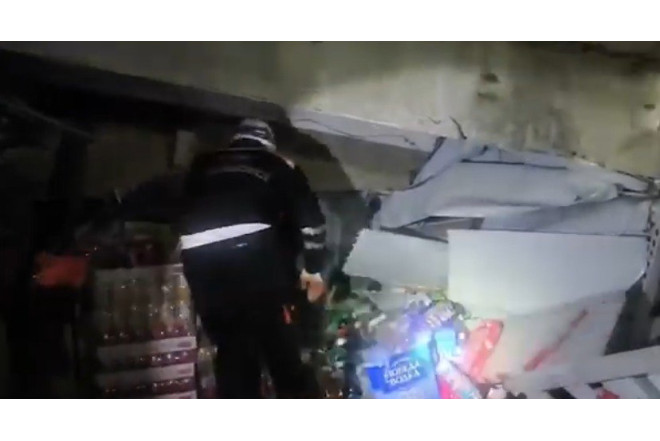 Bakıda mağazanın tavanı uçdu: Qadın dağıntı altında qaldı –VİDEO