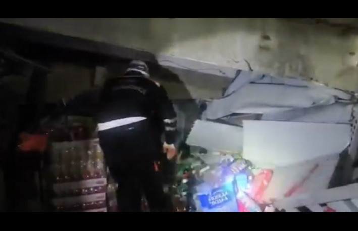 Bakıda mağazanın tavanı uçdu: Qadın dağıntı altında qaldı –VİDEO