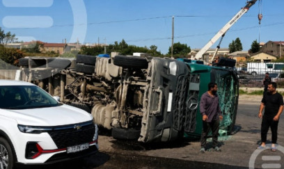 Bakıda TIR aşdı: Dizel yola dağıldı - VİDEO
