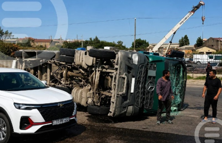 Bakıda TIR aşdı: Dizel yola dağıldı - VİDEO