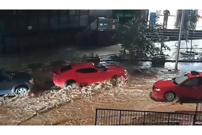 Tbilisi küçələri sel sularına qərq oldu 