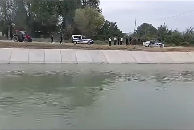 Ağdaşda VAZ su kanalına düşdü 