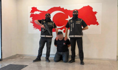 Türkiyədə axtarışda olan şəxs Bakıda saxlanılaraq ölkəyə gətirilib 