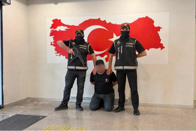 Türkiyədə axtarışda olan şəxs Bakıda saxlanılaraq ölkəyə gətirilib 