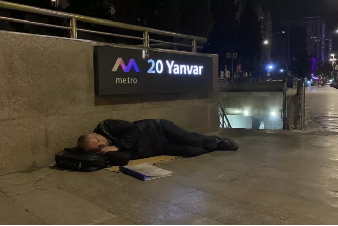 Bakıda müəllim küçədə yatdı, hər şeyi oğurlandı