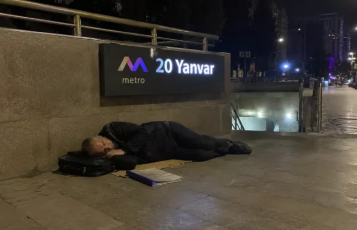 Bakıda müəllim küçədə yatdı, hər şeyi oğurlandı