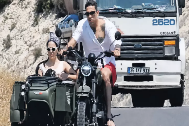 Məşhur türk müğənni və aktrisa yol hərəkəti qaydalarını heçə saydı 
