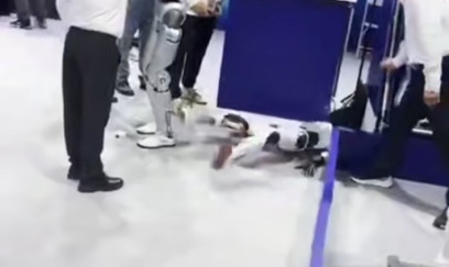 Robot sərgidə “qıcolma” keçirdi 