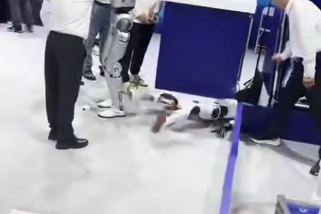 Robot sərgidə “qıcolma” keçirdi 