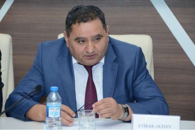 “Dünyada yazıçı cəmiyyətə yardım edir, bizdə isə tərsinədir” - Etibar Əliyev