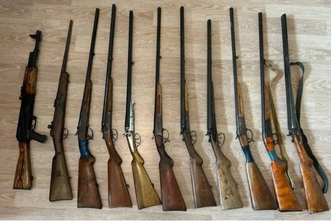2 avtomat, 13 tüfəng aşkarlandı 