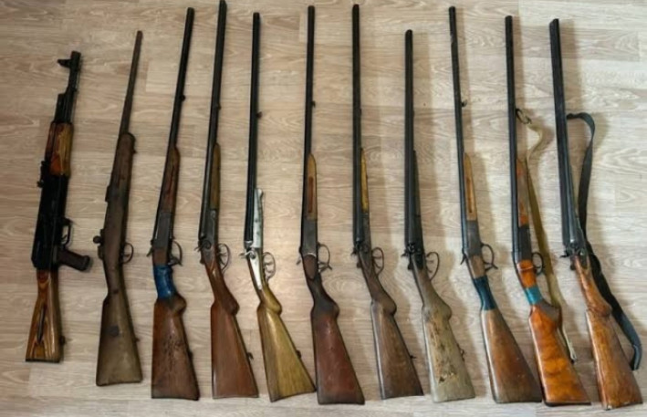 2 avtomat, 13 tüfəng aşkarlandı 