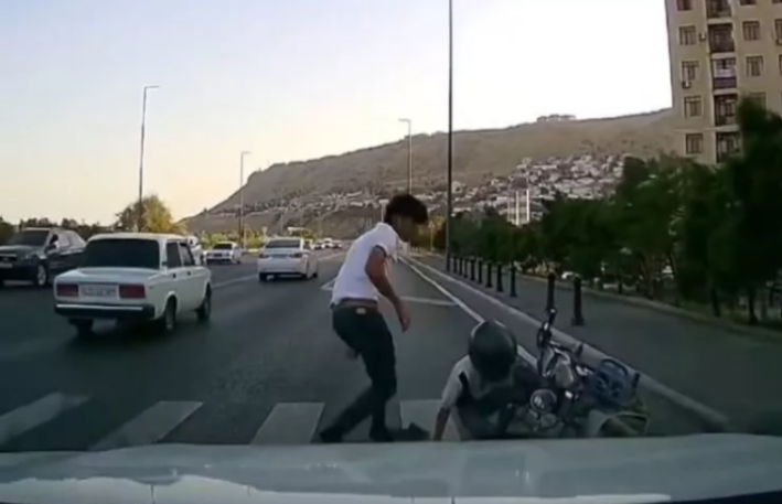 Bibiheybət yolunda qəza - Son anda həyatda qaldılar - VIDEO