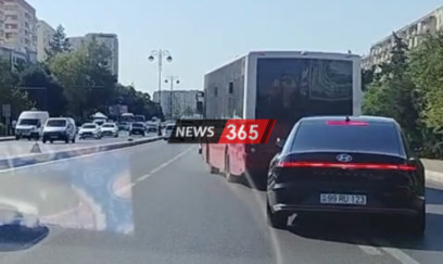 Bakıda marşrut avtobusu piyadanı vuracaqdı: Açıq qapılar, təhlükəli manevr... - VİDEO