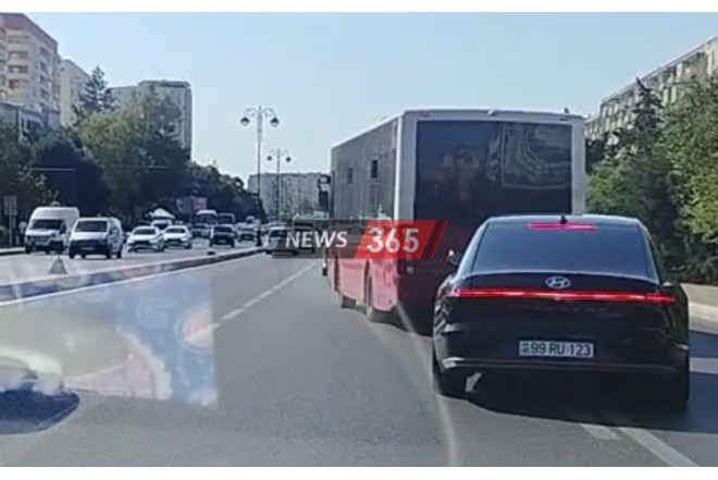 Bakıda marşrut avtobusu piyadanı vuracaqdı: Açıq qapılar, təhlükəli manevr... - VİDEO