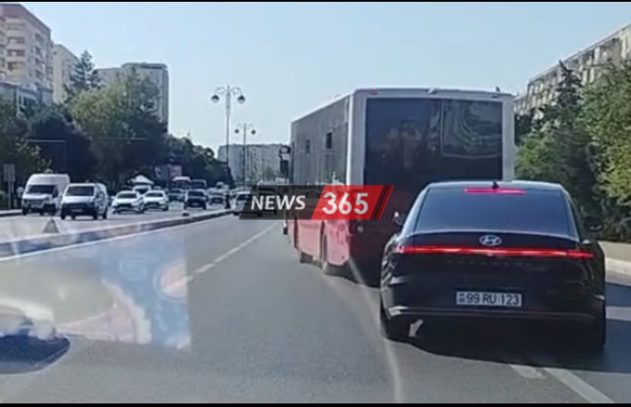 Bakıda marşrut avtobusu piyadanı vuracaqdı: Açıq qapılar, təhlükəli manevr... - VİDEO