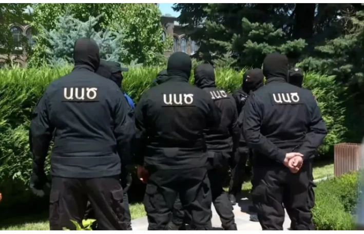 Köçəryanın evinə basqın edildi 