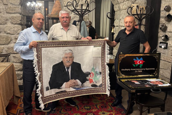 Tanınmış tatar alimi Albert Burhanov Bakıda mükafatlandırılıb FOTOLAR