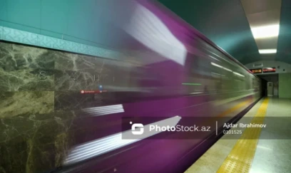 Bakı metrosunda sərnişin qatar yoluna düşdü 