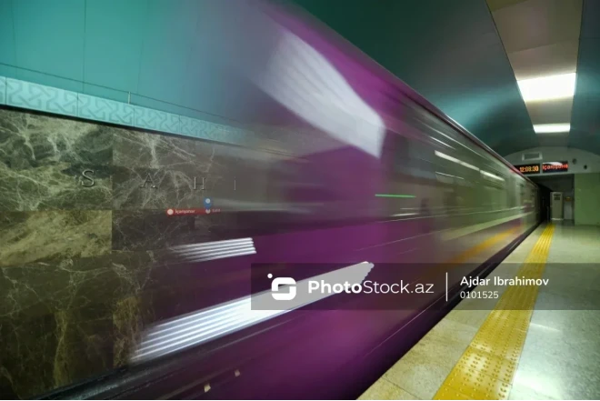 Bakı metrosunda sərnişin qatar yoluna düşdü 