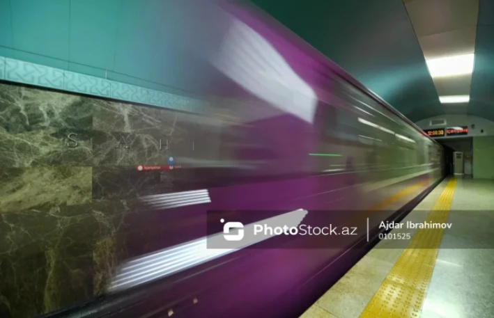 Bakı metrosunda sərnişin qatar yoluna düşdü 