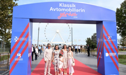 Leyla Əliyeva ilə Arzu Əliyeva klassik avtomobillərin yürüş və sərgisini izləyiblər 