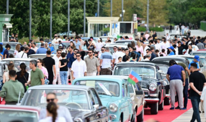 Bulvardakı klassik avtomobil sərgisində izdiham - Fotolar 