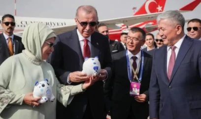 Ərdoğana da Bişkekdə oyuncaq bəbir hədiyyə edildi