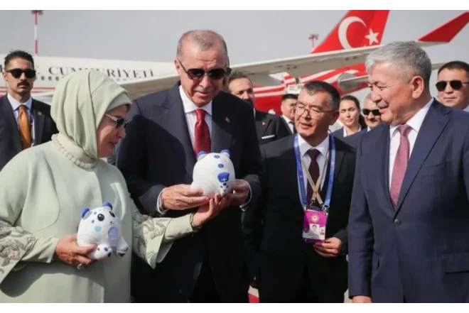 Ərdoğana da Bişkekdə oyuncaq bəbir hədiyyə edildi