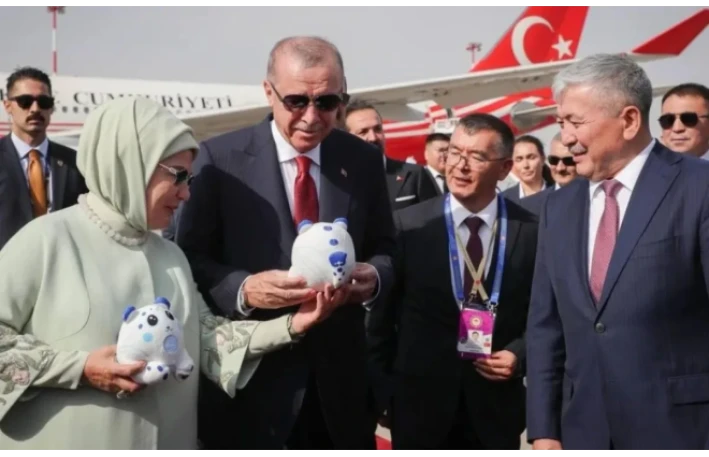 Ərdoğana da Bişkekdə oyuncaq bəbir hədiyyə edildi