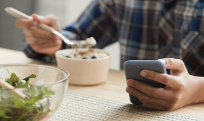 Telefon, şirniyyat və aşırı yemək: Gizli zərərli vərdişlərimiz – Terapevtdən XƏBƏRDARLIQ