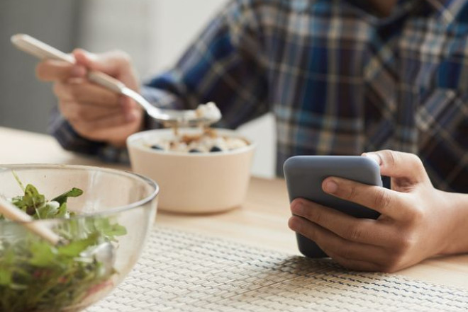 Telefon, şirniyyat və aşırı yemək: Gizli zərərli vərdişlərimiz – Terapevtdən XƏBƏRDARLIQ
