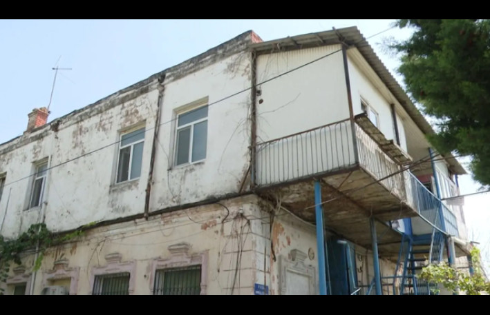 Sakinlər təşvişdə: Binanın döşəmə və tavanı hər an uça bilər - VIDEO