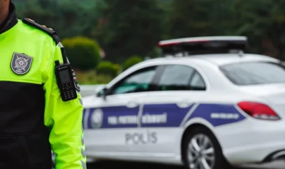 Polis yolda təhlükə ilə üzləşə biləcək uşağa kömək etdi - VİDEO