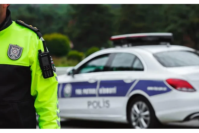 Polis yolda təhlükə ilə üzləşə biləcək uşağa kömək etdi - VİDEO