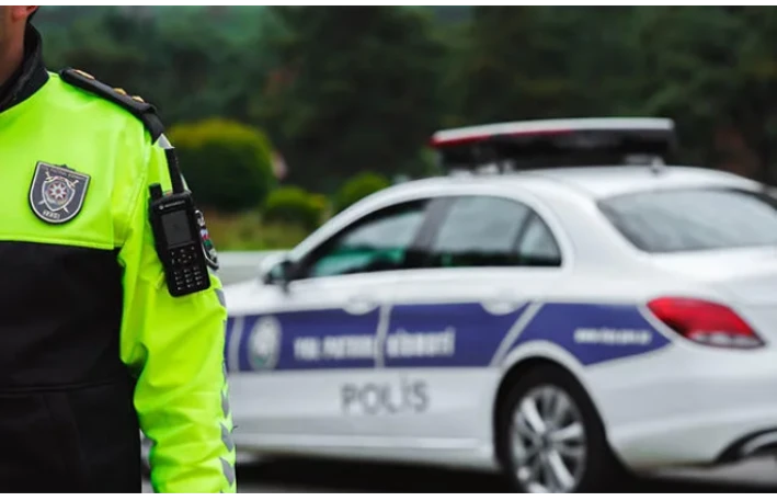 Polis yolda təhlükə ilə üzləşə biləcək uşağa kömək etdi - VİDEO