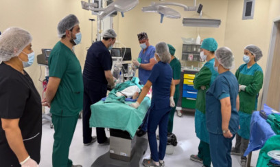 Üç yaşlı uşağın ət maşınında qalan əli bərpa edildi - GÖRÜNTÜ