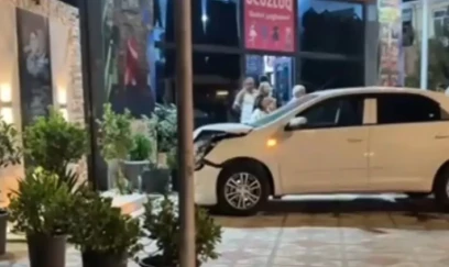 Avtomobil şəhid abidəsinə çırpıldı 