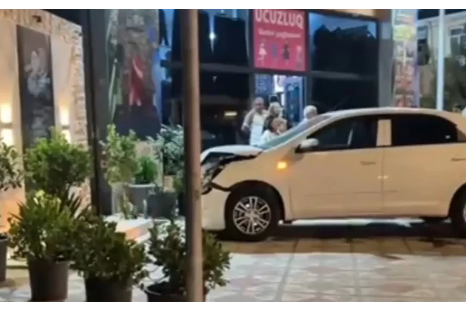 Avtomobil şəhid abidəsinə çırpıldı 
