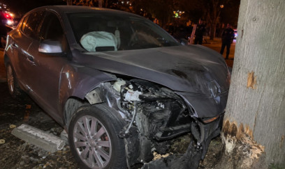 Bakıda dəhşətli qəza: Maşın ağaca çırpıldı, sərnişin öldü