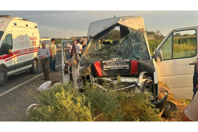 Türkiyədə mikroavtobus su kanalına aşıb, 15 nəfər xəsarət alıb