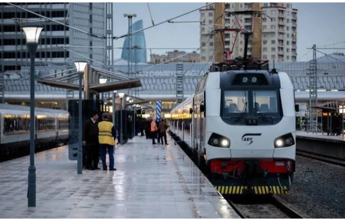 Sumqayıt - Bakı qatarı yolda qaldı 